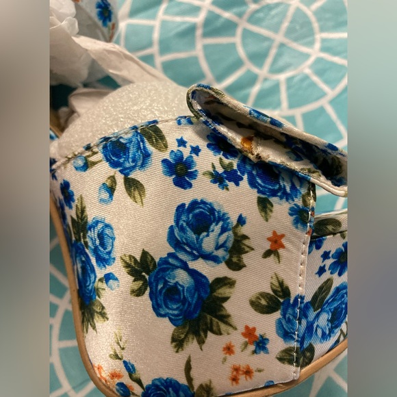 💛TODAY***$15***NWT CR Collection blue, gold, and white floral print stilettos. - Picture 3 of 6